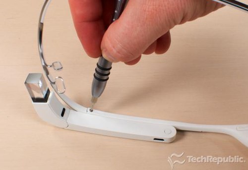 'Mổ xẻ' kính thông minh Google Glass